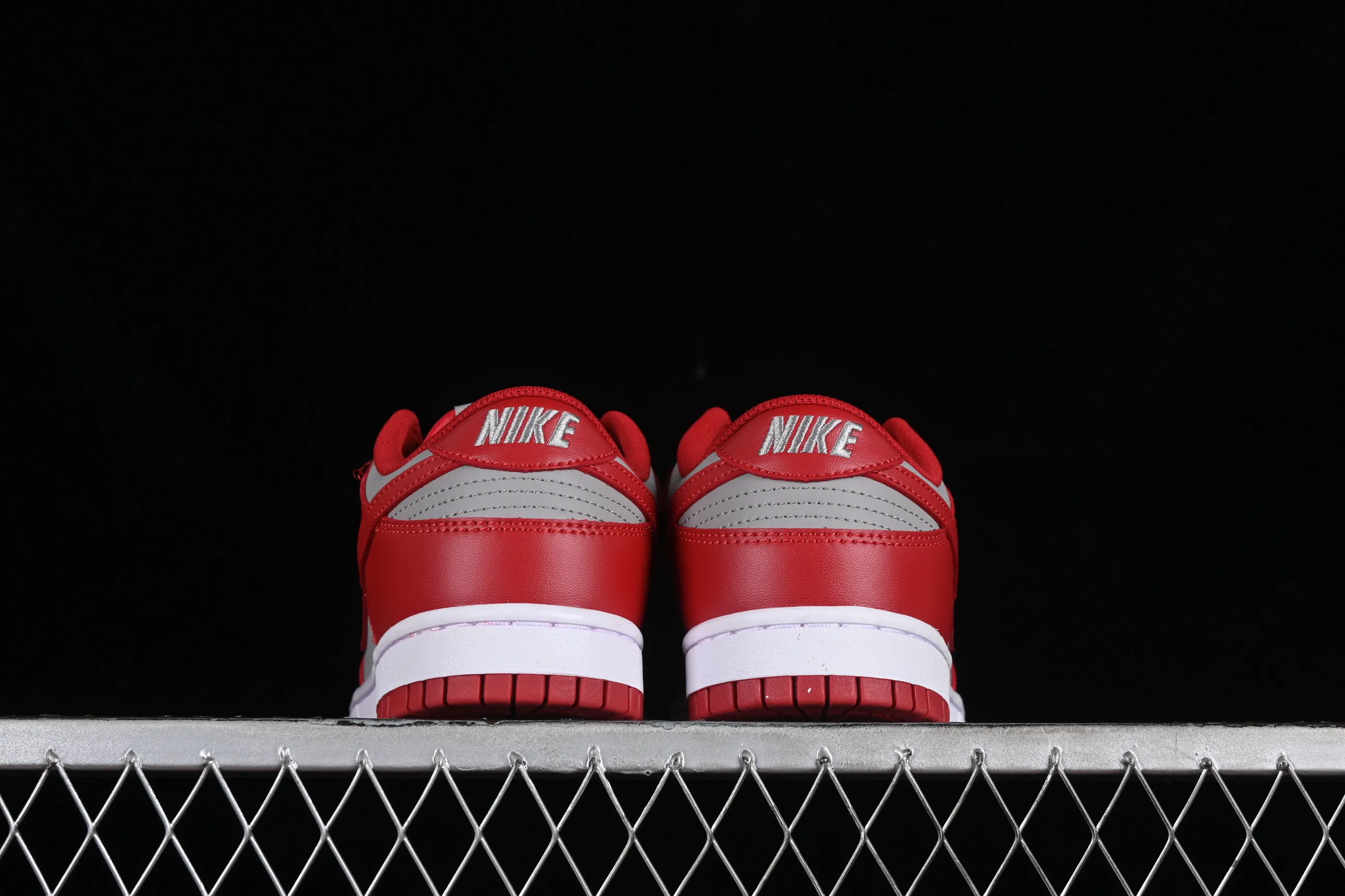 All Categories Nk SB Dunk Series Nk SB Dunk Low Low-top sneakers Nk SB Dunk Low Gray and red color Low-top casual sports skateboard shoes CW1590-0002